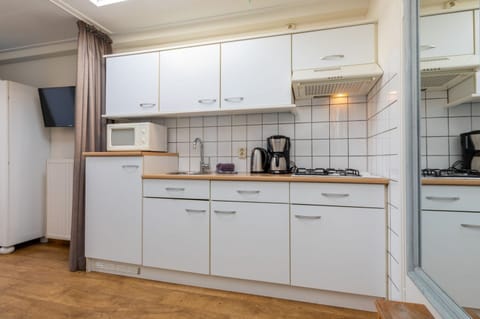 Classic Apartment, 1 Bedroom | Private kitchen | Fridge, microwave, dishwasher, coffee/tea maker