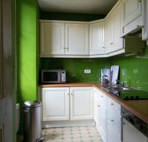 Luxury House, 3 Bedrooms | Private kitchen | Fridge, microwave, dishwasher, highchair