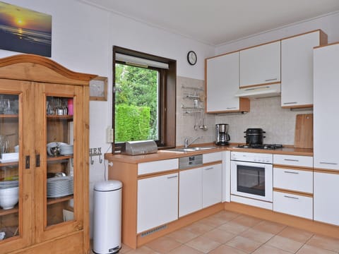 Classic House, 4 Bedrooms | Private kitchen | Fridge, oven, dishwasher, coffee/tea maker