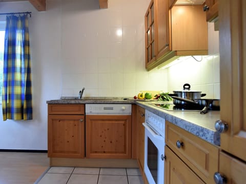 Classic Apartment, 4 Bedrooms | Private kitchen | Fridge, oven, dishwasher