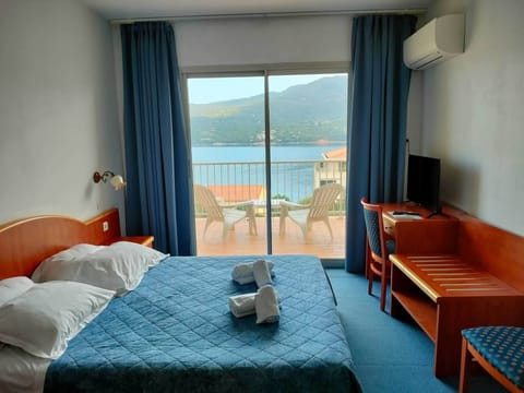 Double Room, Sea View | Desk, rollaway beds, bed sheets