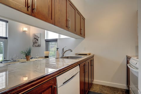 Condo, Non Smoking, Balcony | Private kitchen | Fridge, microwave, oven, stovetop