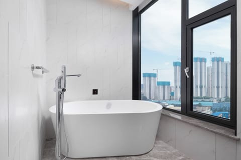 Business Suite, City View | Private spa tub