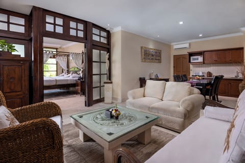 Executive Suite | Living area | 21-inch flat-screen TV with satellite channels, TV