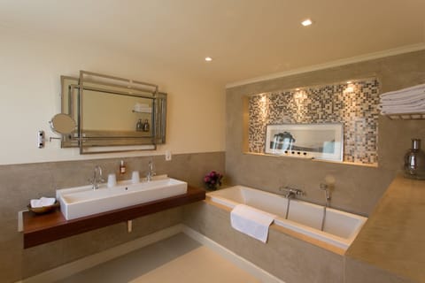 Superior Suite | Bathroom | Designer toiletries, hair dryer, bathrobes, towels