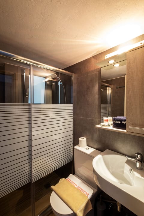 Superior Double Room | Bathroom | Shower, free toiletries, hair dryer, towels