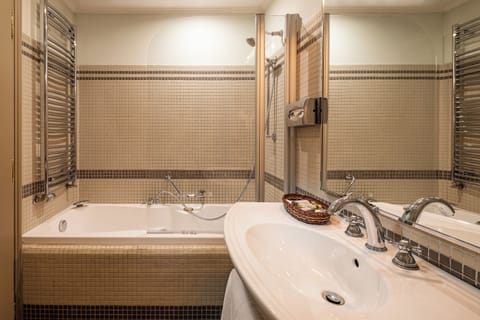 Iron Gate Suite | Bathroom | Free toiletries, hair dryer, slippers, towels