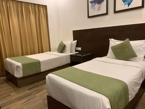 Executive Twin Room | Desk, free WiFi