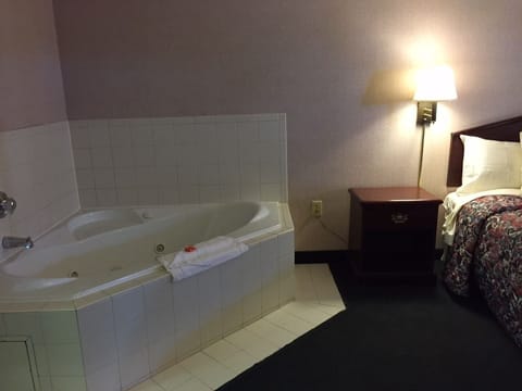 Deluxe Room, 1 King Bed, Jetted Tub | Jetted tub