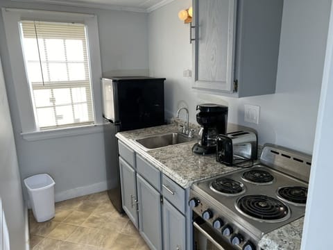 Cottage, Non Smoking, Patio | Private kitchen | Fridge, coffee/tea maker