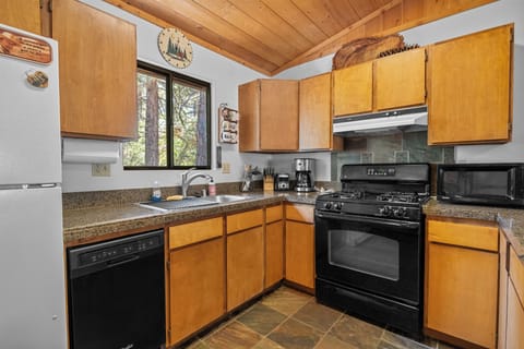 Cabin, Multiple Beds, Patio, Mountain View | Private kitchen | Coffee/tea maker