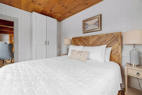 Cabin, 2 Queen Beds, Hot Tub, Mountain View | 1 bedroom, individually decorated, individually furnished, bed sheets