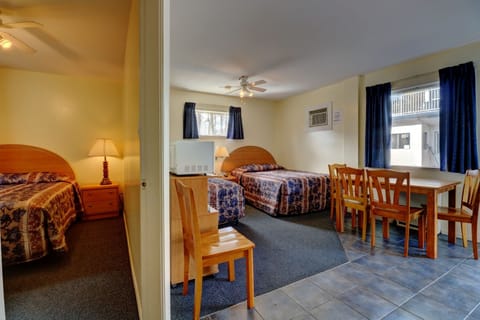 Family Suite | Desk, iron/ironing board, free WiFi