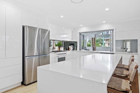 House, 4 Bedrooms | Private kitchen