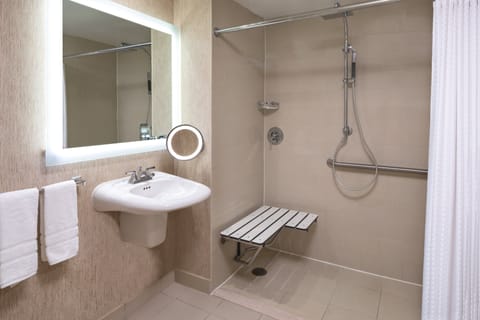 Combined shower/tub, rainfall showerhead, designer toiletries