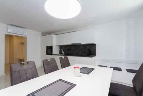 Superior Apartment, 2 Bedrooms, City View | In-room dining