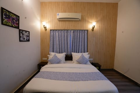 Deluxe Double Room | Laptop workspace, free WiFi, bed sheets