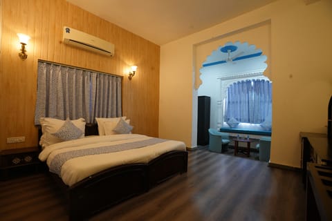 Superior Double Room | Laptop workspace, free WiFi, bed sheets