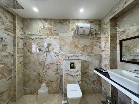 Executive Studio Suite | Bathroom