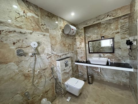 Luxury Studio | Bathroom