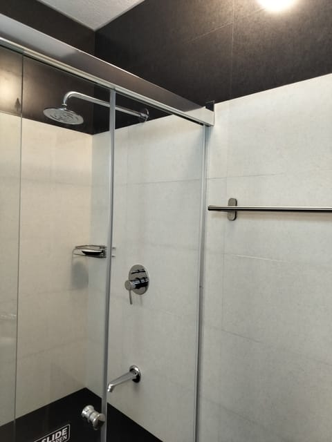 Superior Room, 1 King Bed, Patio, Garden View | Bathroom | Shower, rainfall showerhead, hair dryer, towels