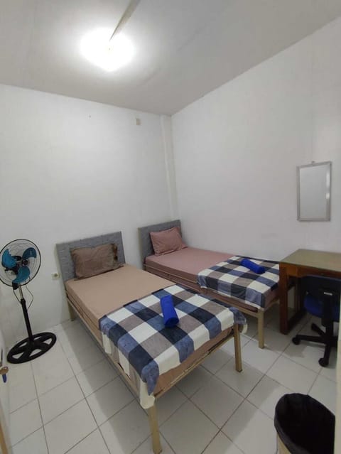 Basic Twin Room | Desk, laptop workspace, free WiFi