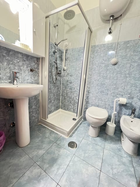 Family Quadruple Room | Bathroom | Free toiletries, hair dryer, bidet, towels