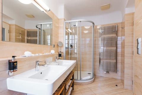 Comfort Quadruple Room | Bathroom | Free toiletries, hair dryer, towels