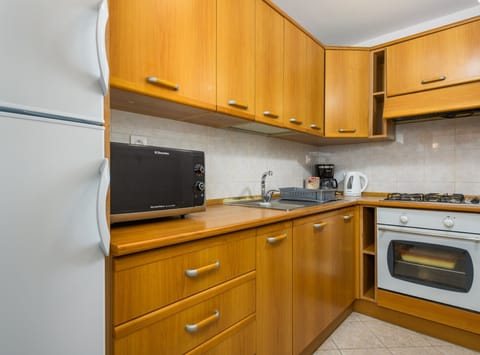 Apartment (One Bedroom Apartment) | Private kitchen | Fridge