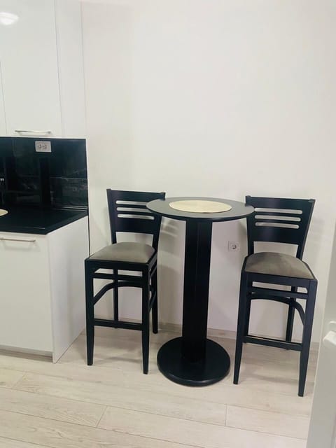 Superior Apartment | Private kitchen | Fridge, cookware/dishes/utensils