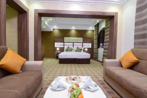 Junior Studio Suite | Living area | 32-inch LED TV with satellite channels, TV