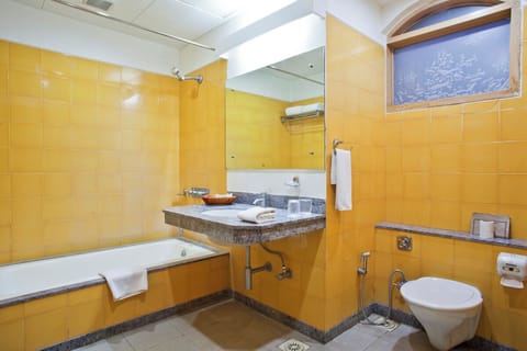 Deluxe Room | Bathroom | Shower, free toiletries, hair dryer, towels