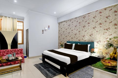 Classic Double Room, Garden View | Desk, laptop workspace, free WiFi