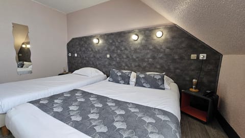 Triple Room, River View | Desk, free WiFi