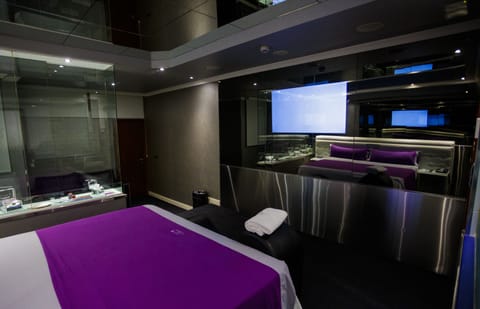 Suite, Jetted Tub | Premium bedding, memory foam beds, free WiFi, bed sheets