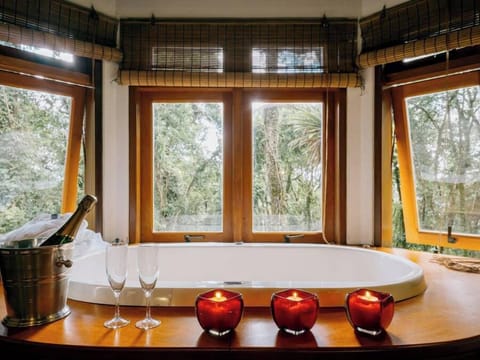 Romantic Chalet (Master) | Deep soaking bathtub