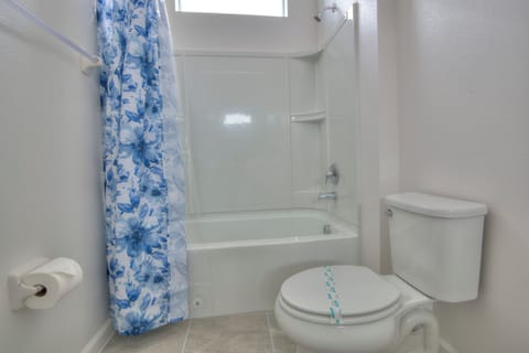 Single Room, 1 King Bed, Non Smoking | Bathroom | Towels, soap, shampoo, toilet paper