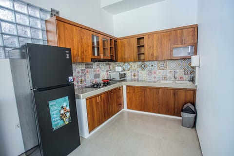 Deluxe Villa, Pool View | Private kitchen | Fridge, microwave, toaster, highchair