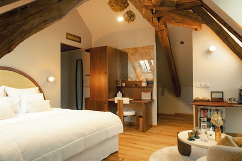 Classic Suite, City View | 1 bedroom, down comforters, pillowtop beds, minibar