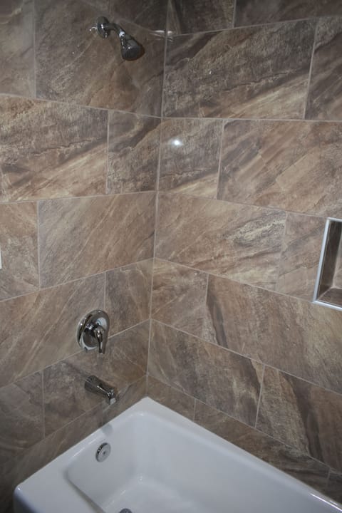 Combined shower/tub, free toiletries, hair dryer, towels