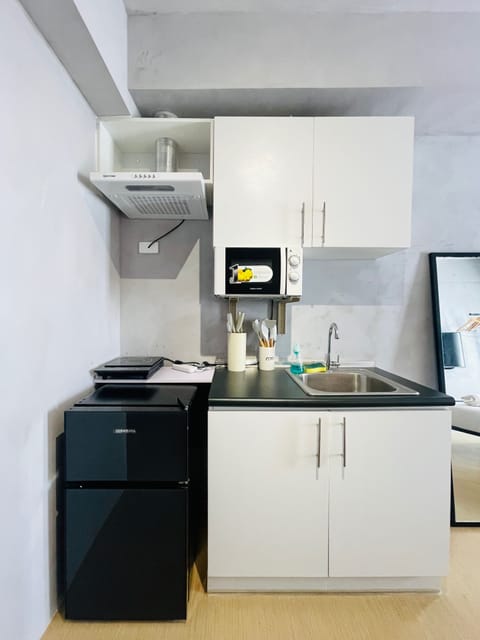 Signature Studio, 1 Double Bed, Non Smoking, Kitchenette | Private kitchenette | Fridge, microwave, stovetop, electric kettle