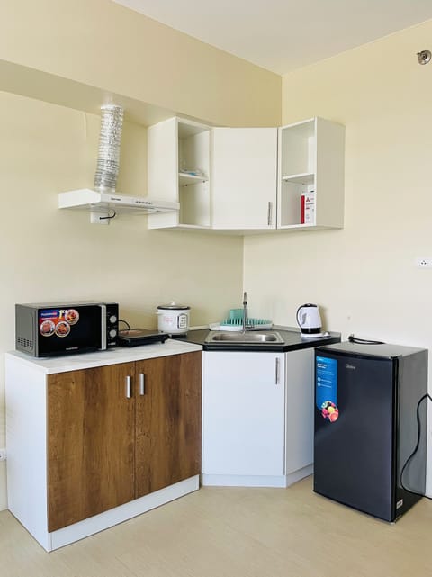 Classic Studio, Non Smoking, Kitchenette | Private kitchenette | Fridge, microwave, stovetop, electric kettle