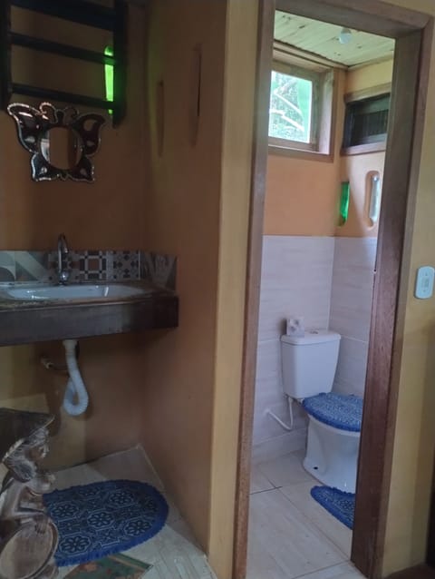 Classic Cabin, Garden View | Bathroom | Towels, soap, shampoo, toilet paper