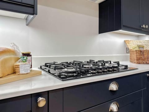 House | Private kitchen | Fridge, microwave, oven, stovetop