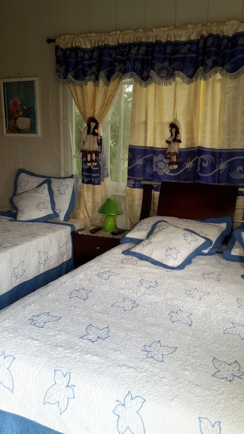 Triple Room | Iron/ironing board, free WiFi, bed sheets