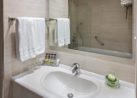 Apartment, 1 Bedroom | Bathroom | Combined shower/tub, free toiletries, hair dryer, towels