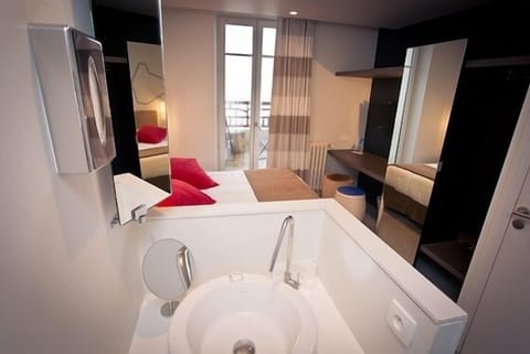 Standard Double Room, Terrace, Sea View | Bathroom sink