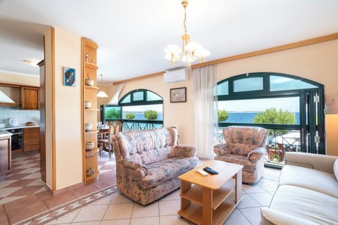 Classic Apartment, 2 Bedrooms, Sea View, Beachfront | Living area