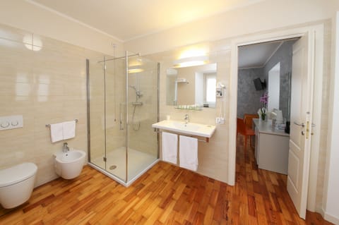 Deluxe Triple Room, Private Bathroom | Bathroom | Shower, free toiletries, hair dryer, bidet