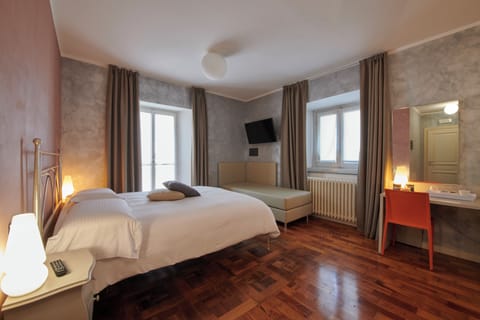 Deluxe Triple Room, Private Bathroom | Egyptian cotton sheets, premium bedding, down comforters, in-room safe